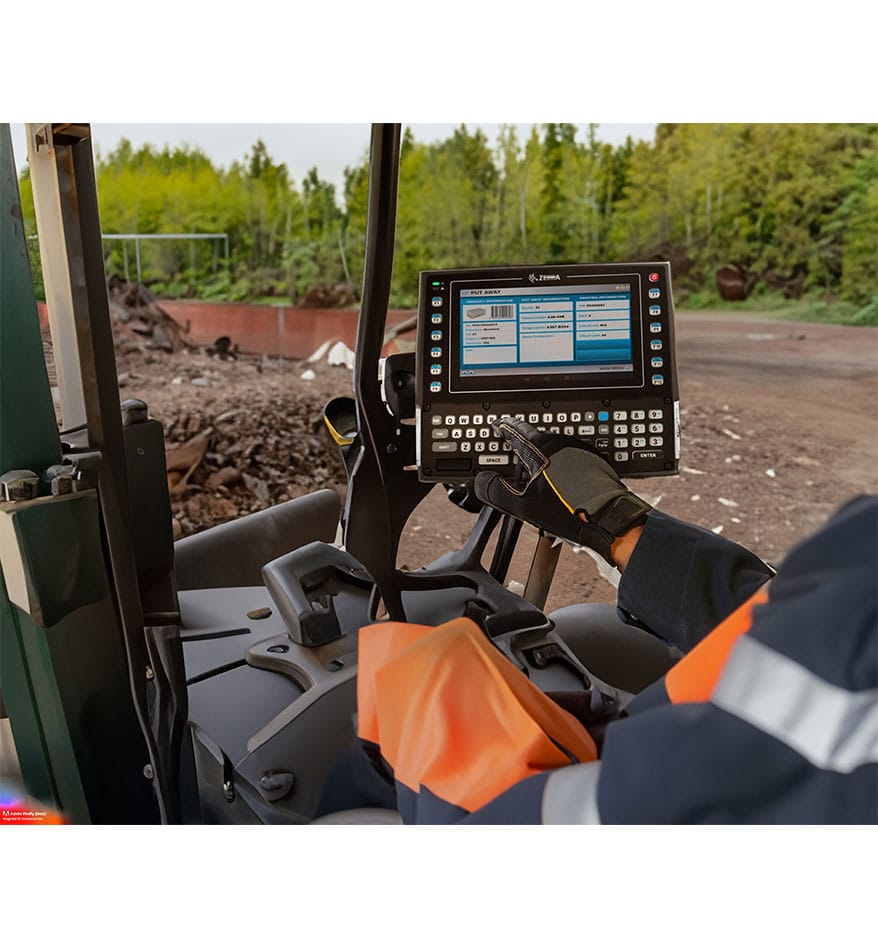 Terminal VC8300 Zebra embarqué utilisé dans un environnement industriel avec écran et clavier.