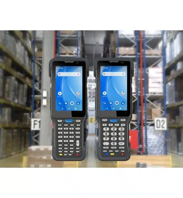 Deux terminaux industriels Unitech HT730 dans un entrepôt.