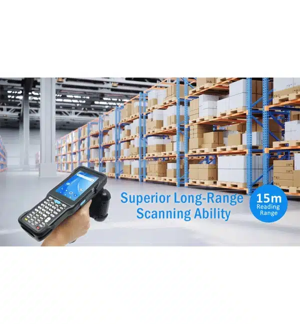 Terminal HT730 Unitech utilisé dans un entrepôt avec des étagères remplies de cartons. Portée de lecture de 15m.