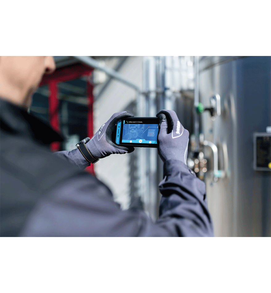 Ouvrier utilisant un terminal ATEX Smart-Ex 02 DZ1 ECOM près d'équipement industriel.