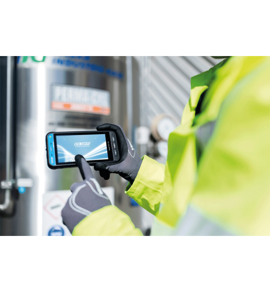 Terminal ATEX Smart-Ex en utilisation. Un homme en tenue de travail utilise un terminal mobile ATEX.
