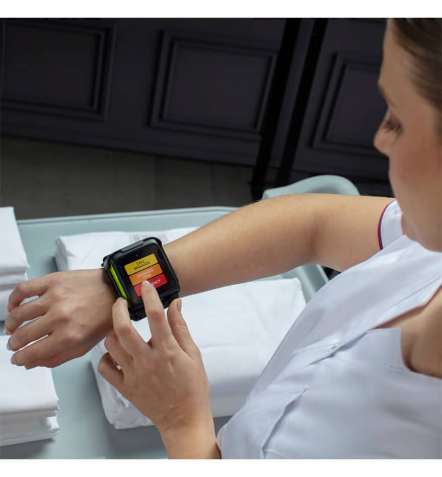 Employée utilisant le terminal mains-libres Zebra WS50 sur sa montre intelligente.