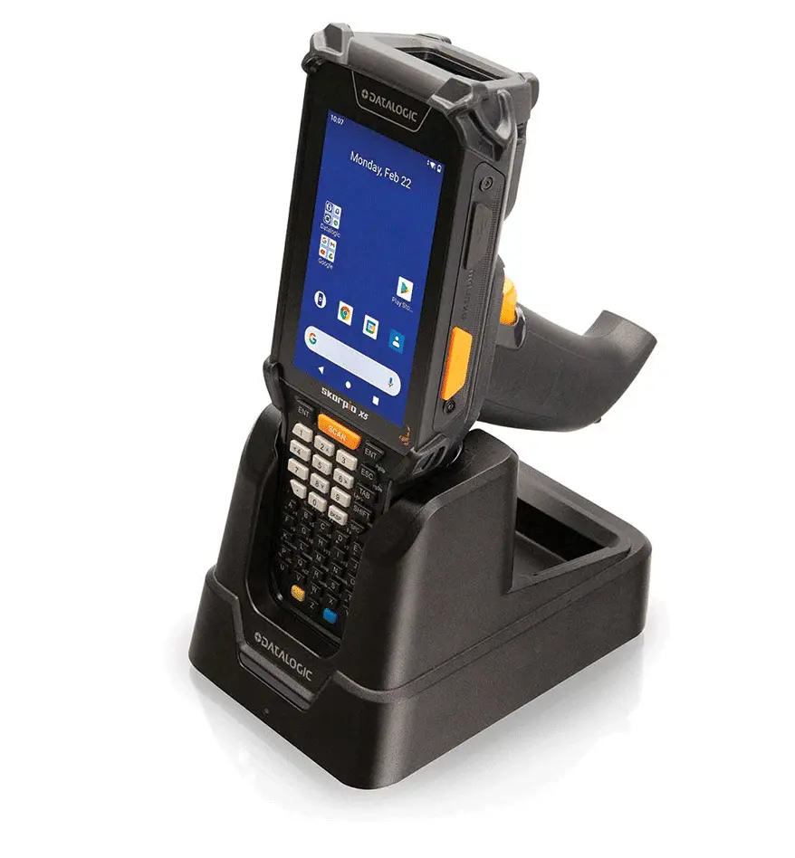 Terminal industriel Datalogic Skorpio X5 sur sa station de charge. Écran affichant la date et l'heure.