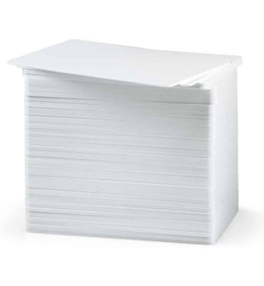Pile de cartes PVC blanches. Idéal pour impression de badges et cartes de membre.