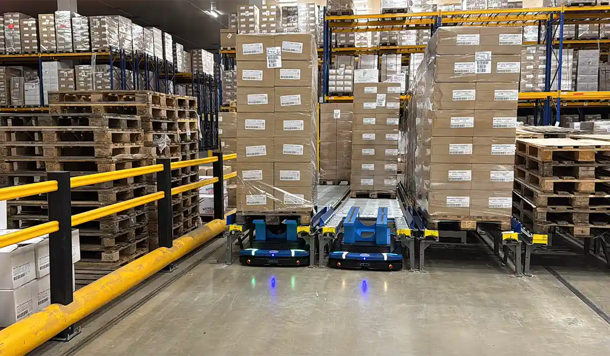 Robots automatisés pour le déplacement de charges dans un entrepôt. Moving.