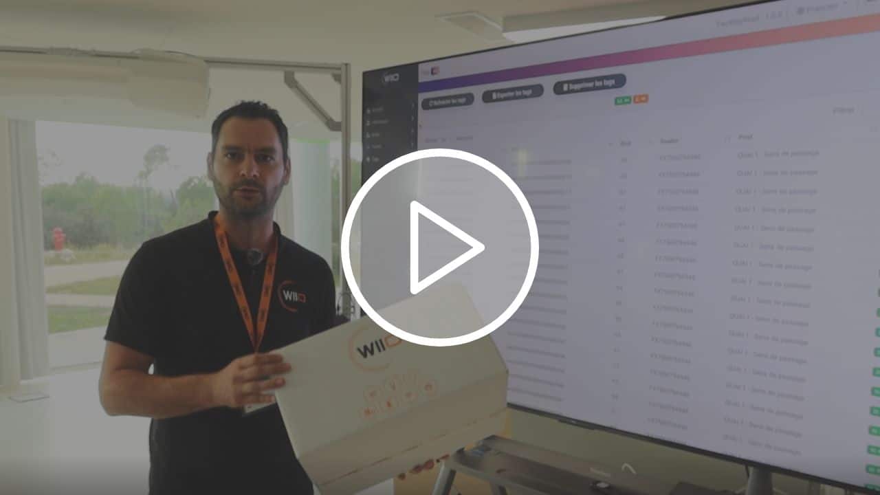 Homme présentant la solution logicielle RFID ARIIUS et son emballage.