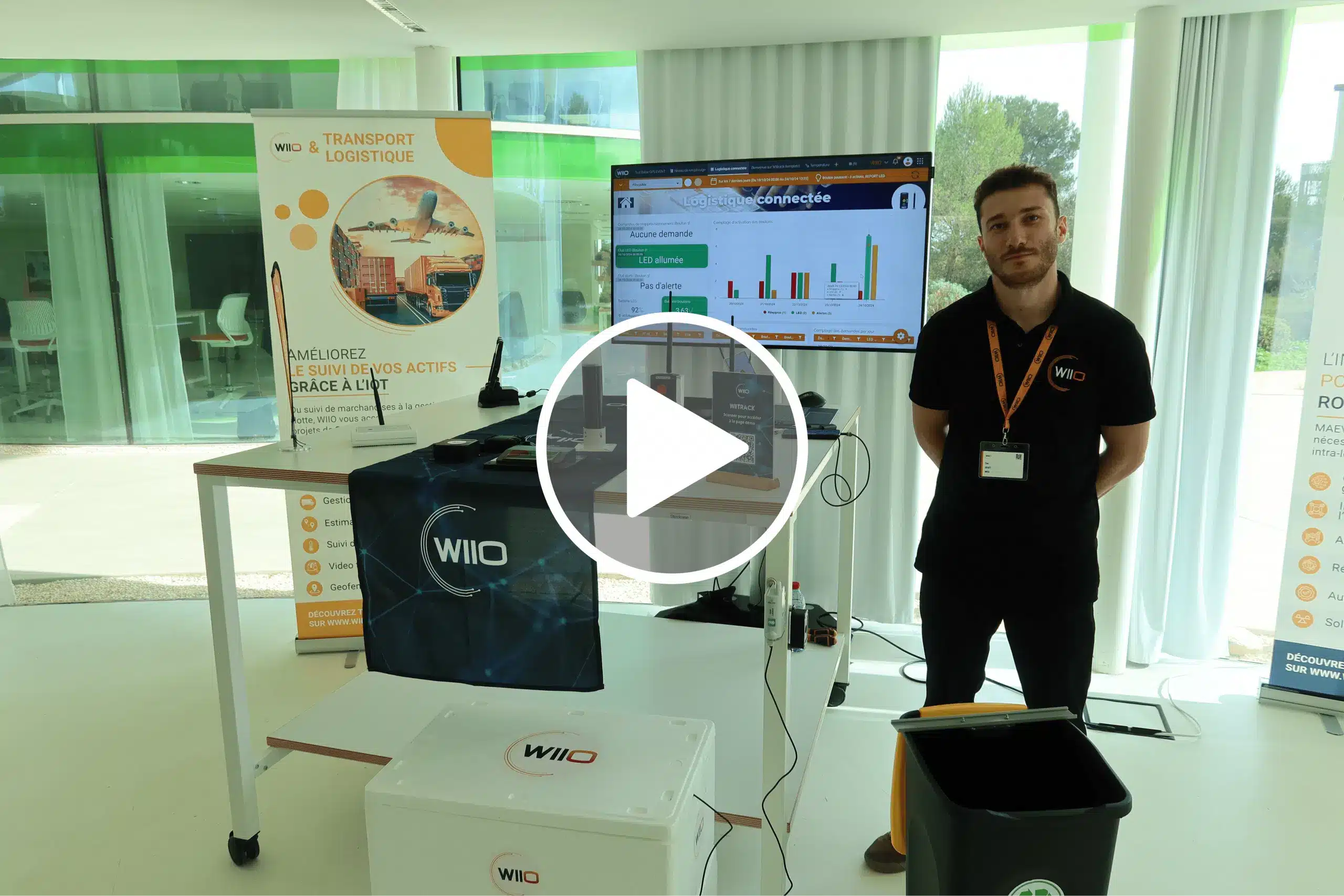 Tableau de bord WIIO pour le pilotage et remontée des KPI logistiques, avec un homme présentant la solution.