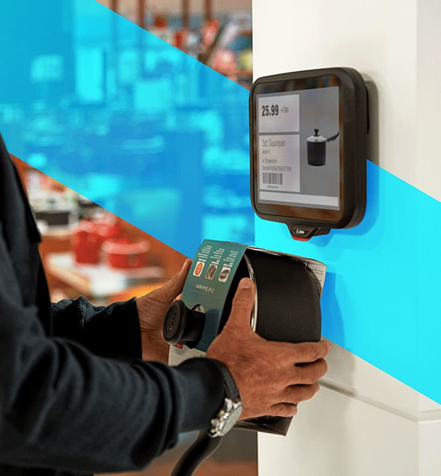 Un Panel PC Zebra CC6000 affichant le prix d'une casserole en magasin.