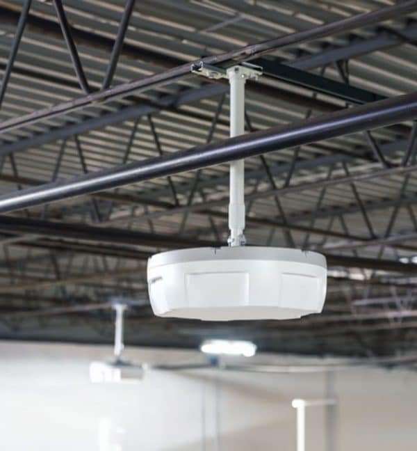 Lecteur RFID Zebra ATR7000 suspendu au plafond métallique d'un entrepôt.