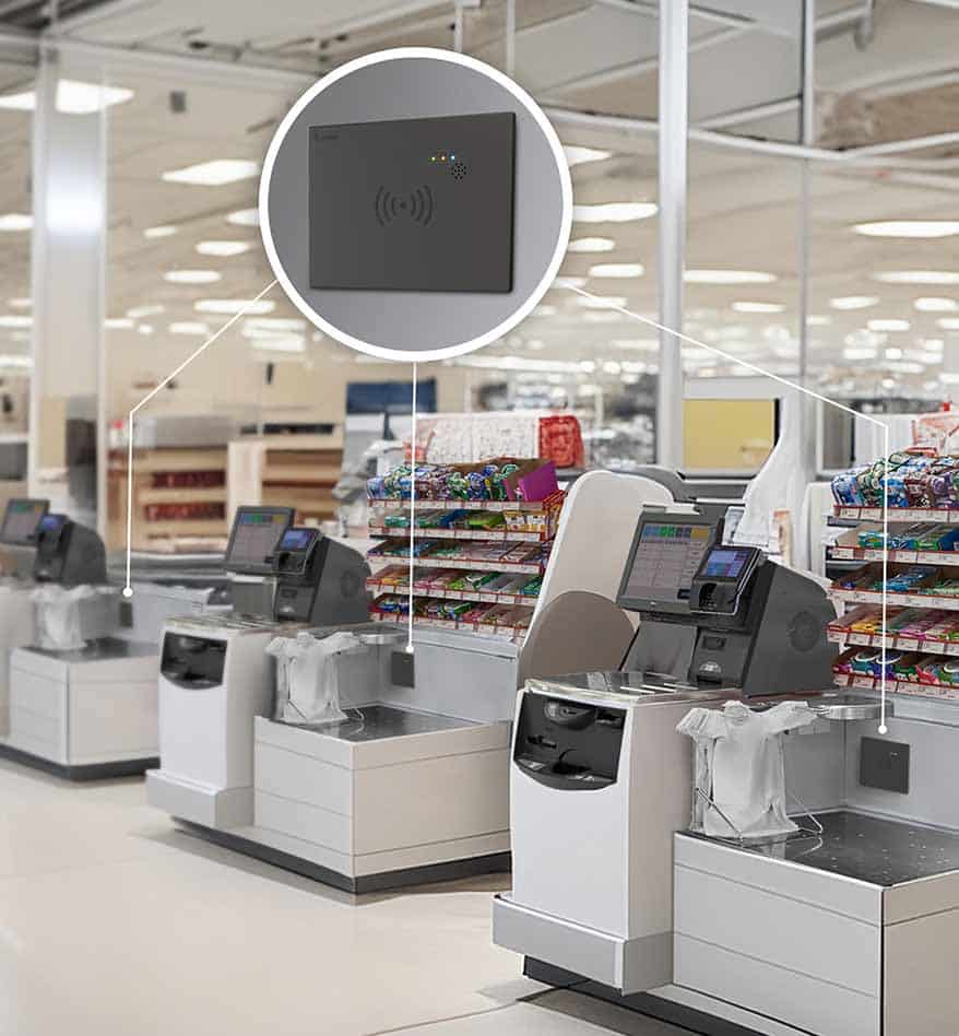 Lecteur RFID Zebra FXP20 installé au-dessus des caisses de supermarché pour la gestion des stocks.