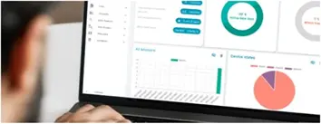 Personne utilisant un écran d'ordinateur affichant des graphiques de modernisation des écrans (Velocity).