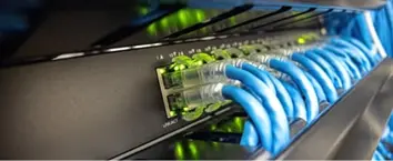 Serveur réseau avec câbles bleus pour la modernisation des écrans (Velocity)