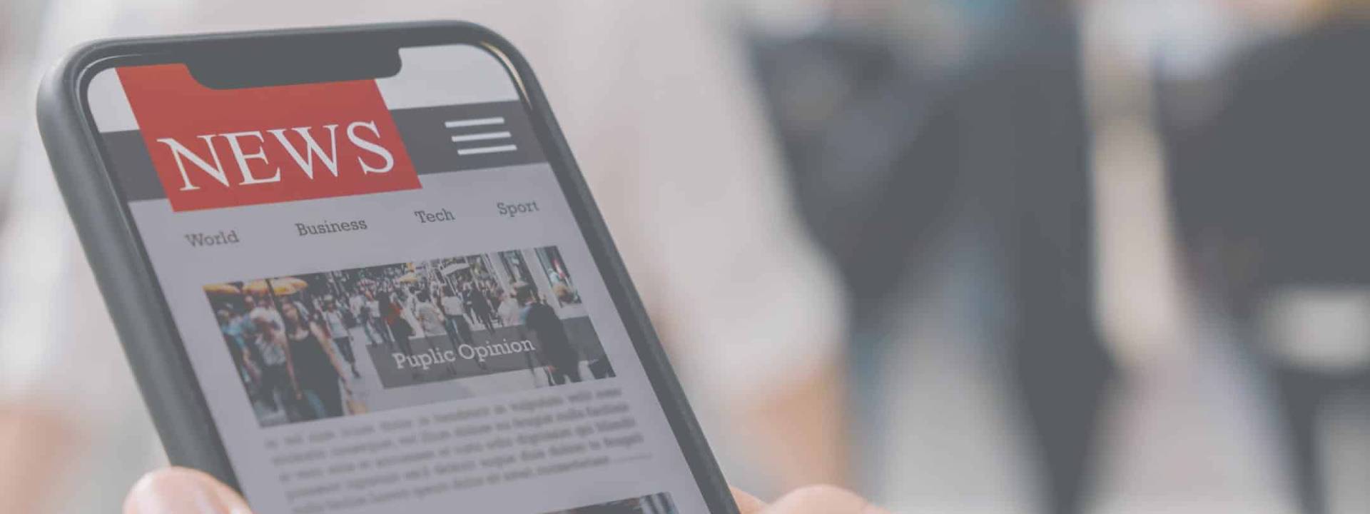 Smartphone affichant un site d'actualités. Presse.