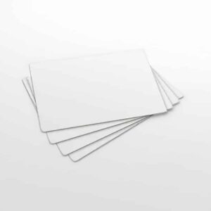 Pile de cartes PVC blanches vierges