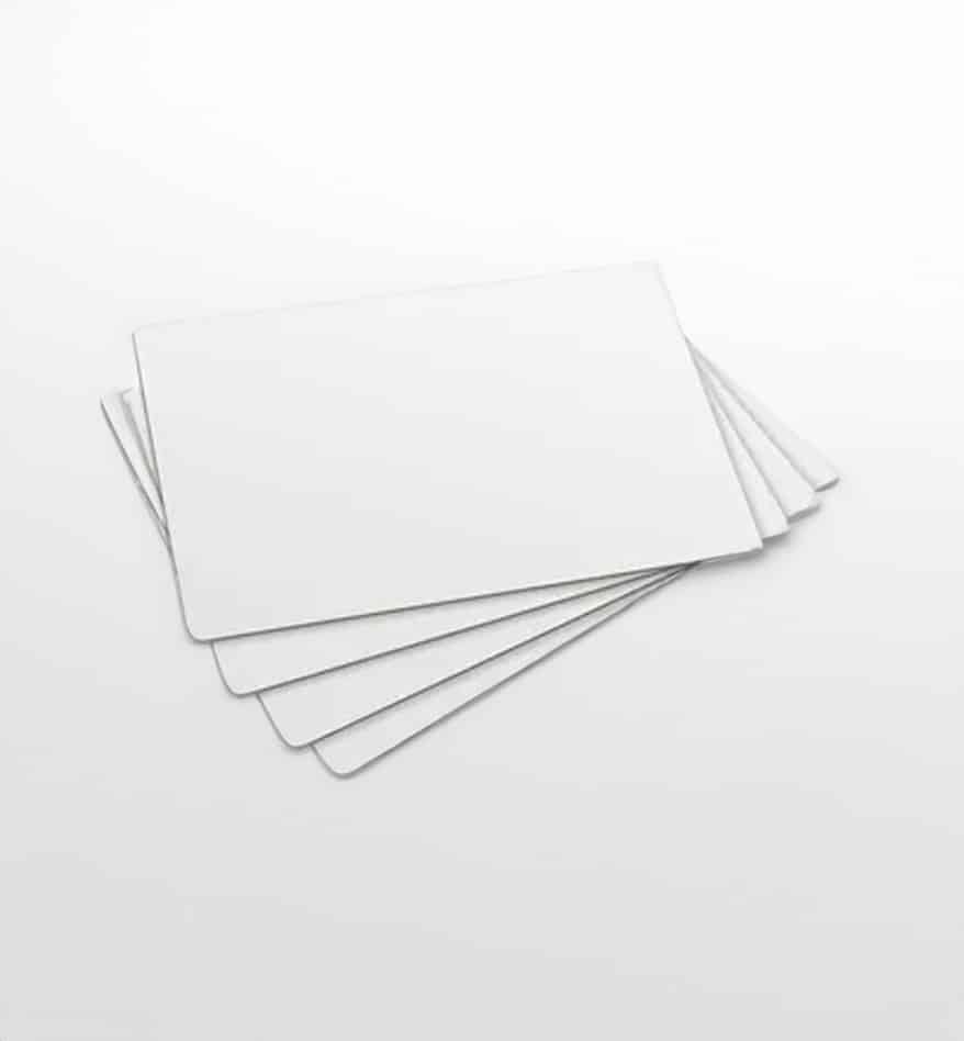 Pile de cartes PVC blanches vierges