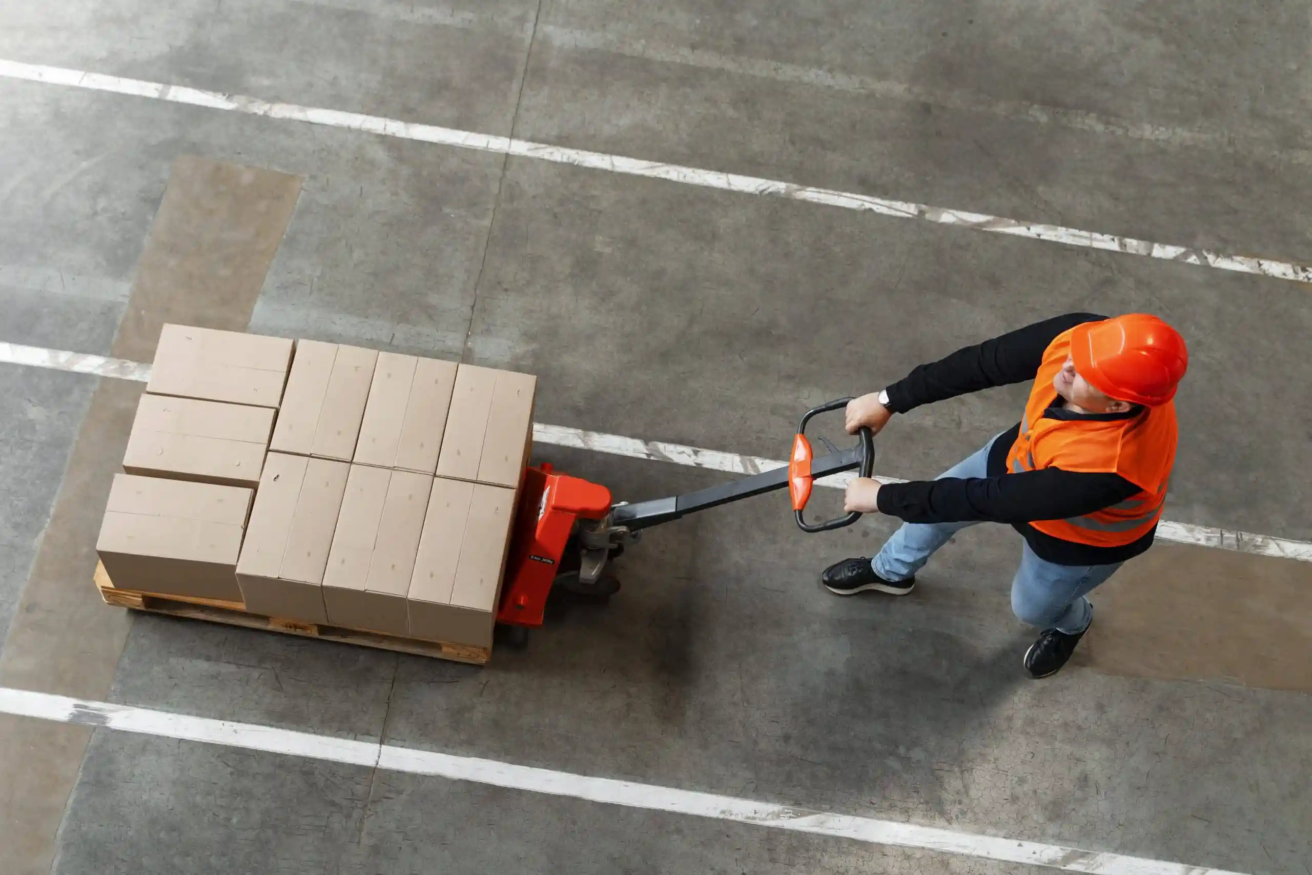 Employé déplaçant des cartons avec un transpalette. Solution logicielle de tracking vidéo - ALTAIIR.
