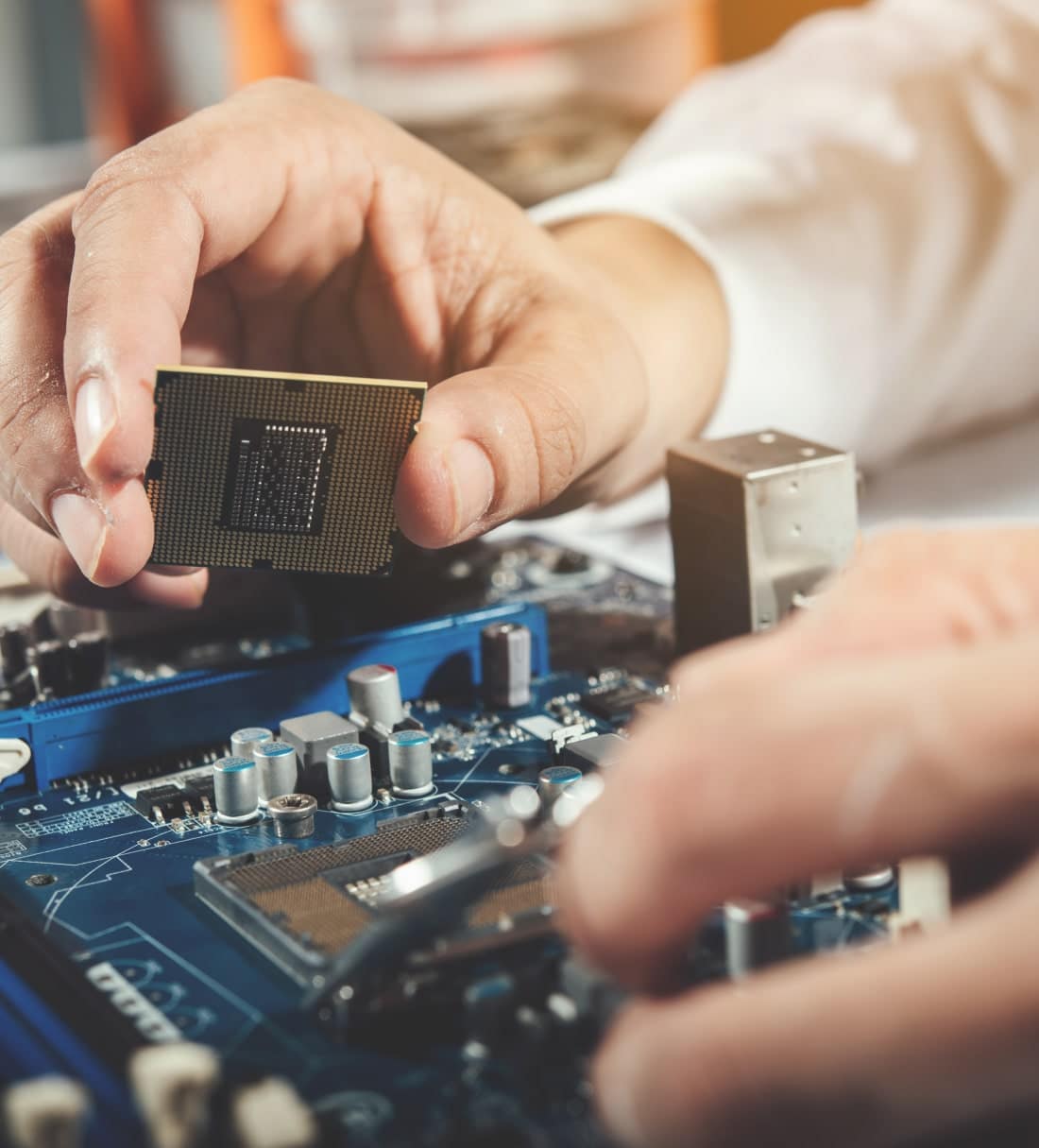 Installation d'un processeur sur une carte mère, service privilège informatique.