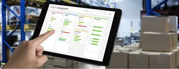 Tablette affichant un tableau de bord de pilotage et remontée des KPI pour le contrôle qualité.