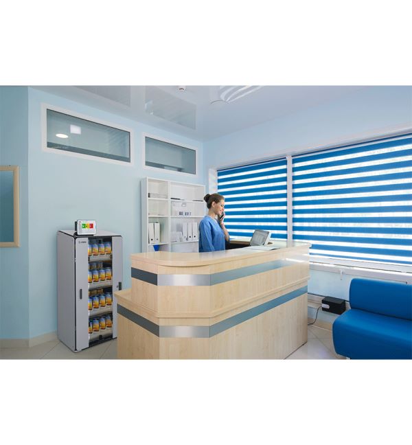 Réception d'un cabinet médical avec une tablette Zebra ET40-45 et une réceptionniste au téléphone.