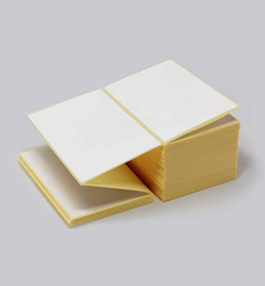 Étiquettes en paravent blanches et jaunes empilées. Idéal pour l'organisation et le marquage.