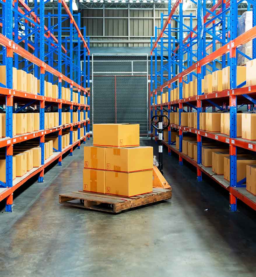 Entrepôt avec des étagères remplies de boîtes et un chariot élévateur. Étiquettes en paravent potentielles.