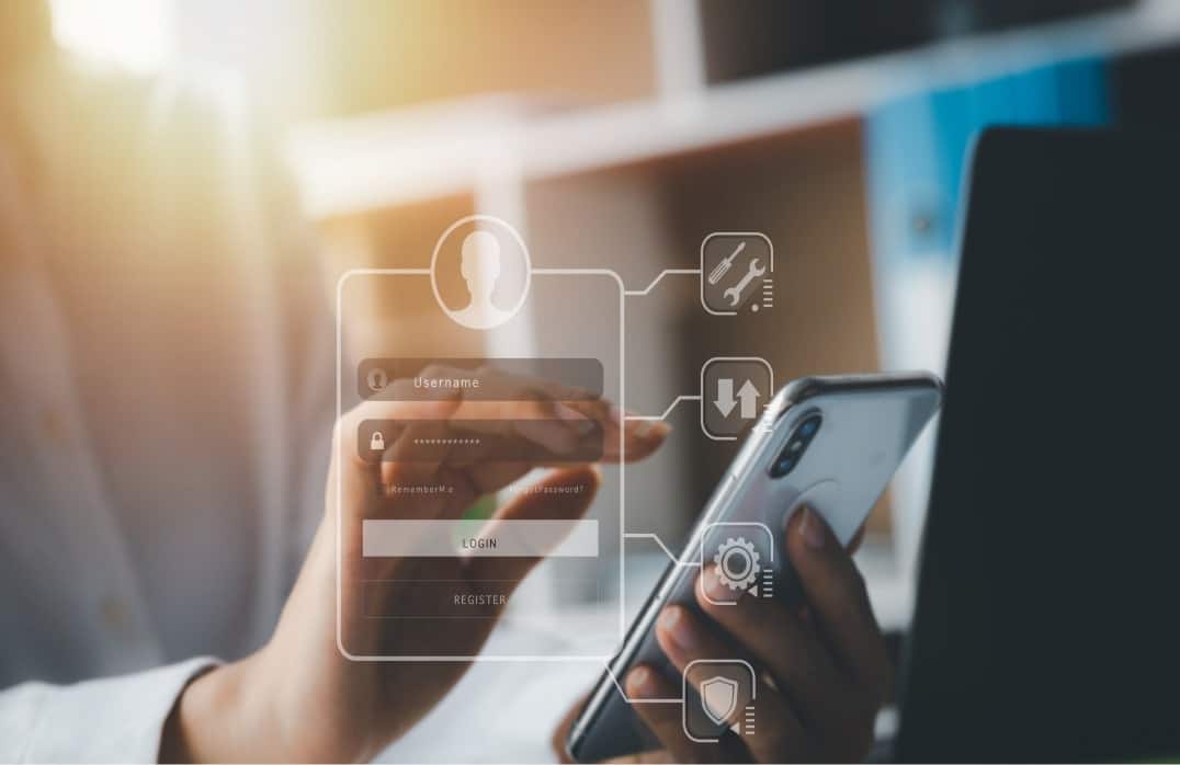 Gestion du parc informatique : personne se connectant sur un smartphone.