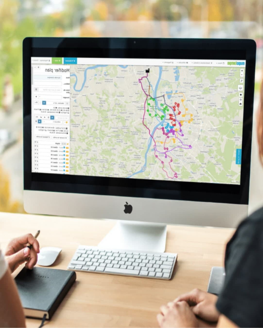 Écran montrant une carte pour des solutions de suivi du transport, avec itinéraires colorés.