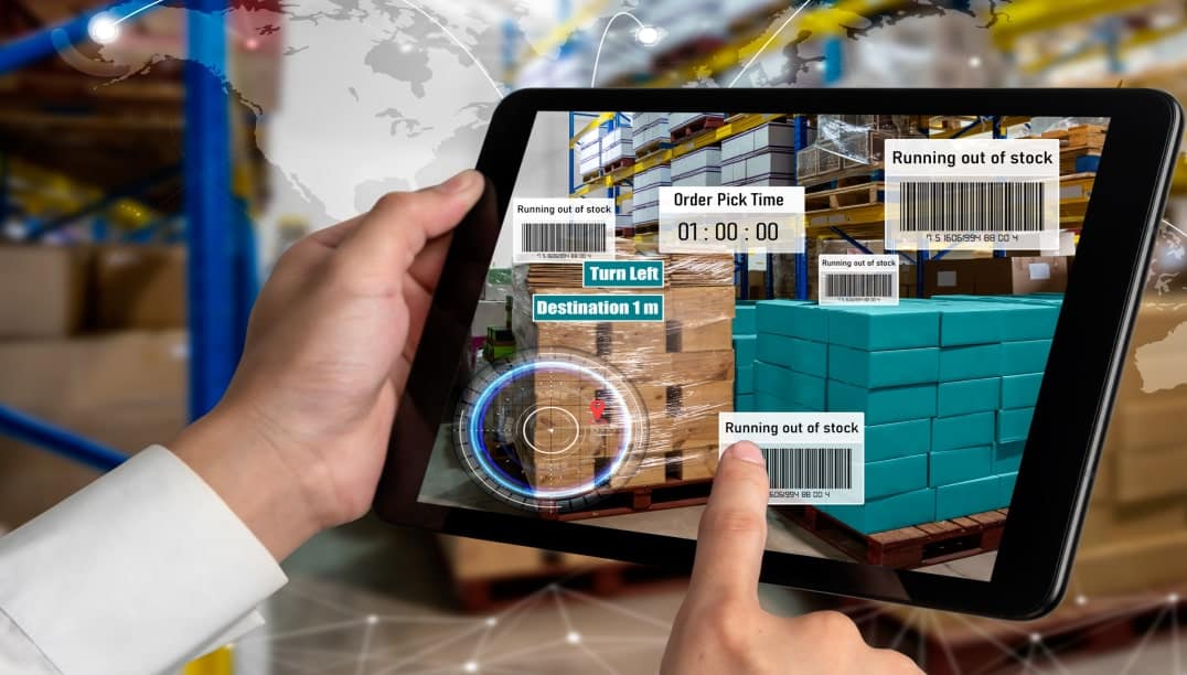 Tablette montrant la gestion des activités d'entrepôt avec réalité augmentée et informations sur le stock.