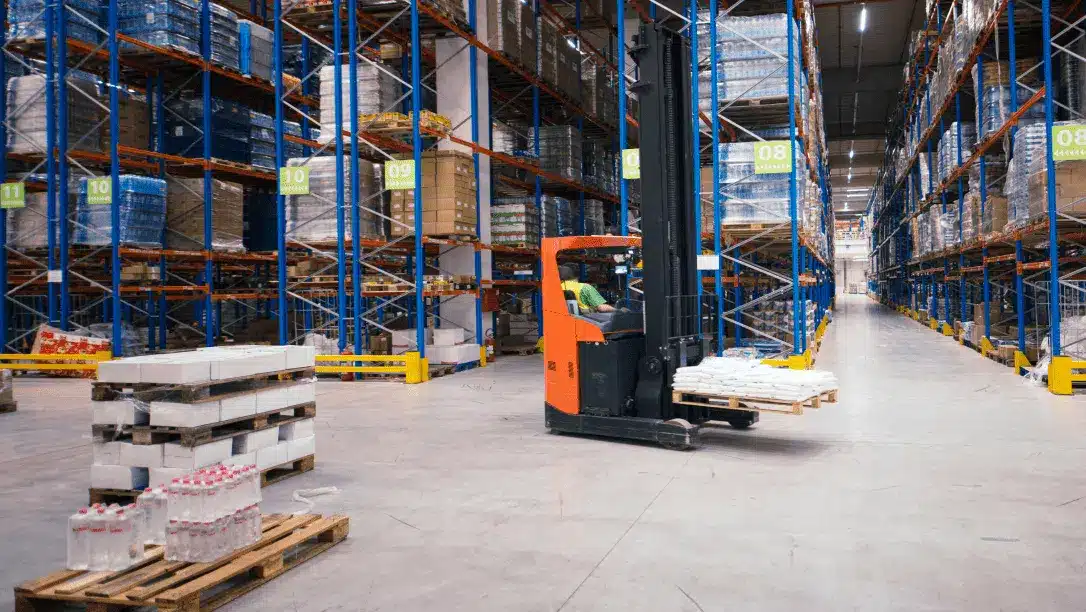 Chariot élévateur dans un entrepôt de la supply chain. Solutions métiers.