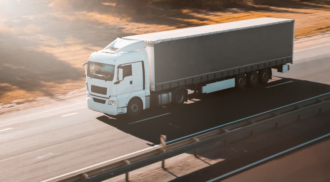 Camion sur la route; solutions métiers pour la supply chain.