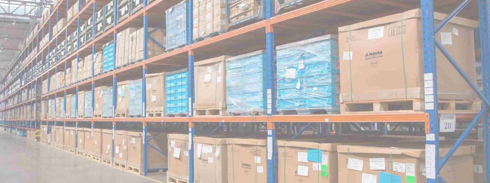 Rayonnages d'entrepôt remplis de marchandises, illustrant la gestion des activités d'entrepôt.