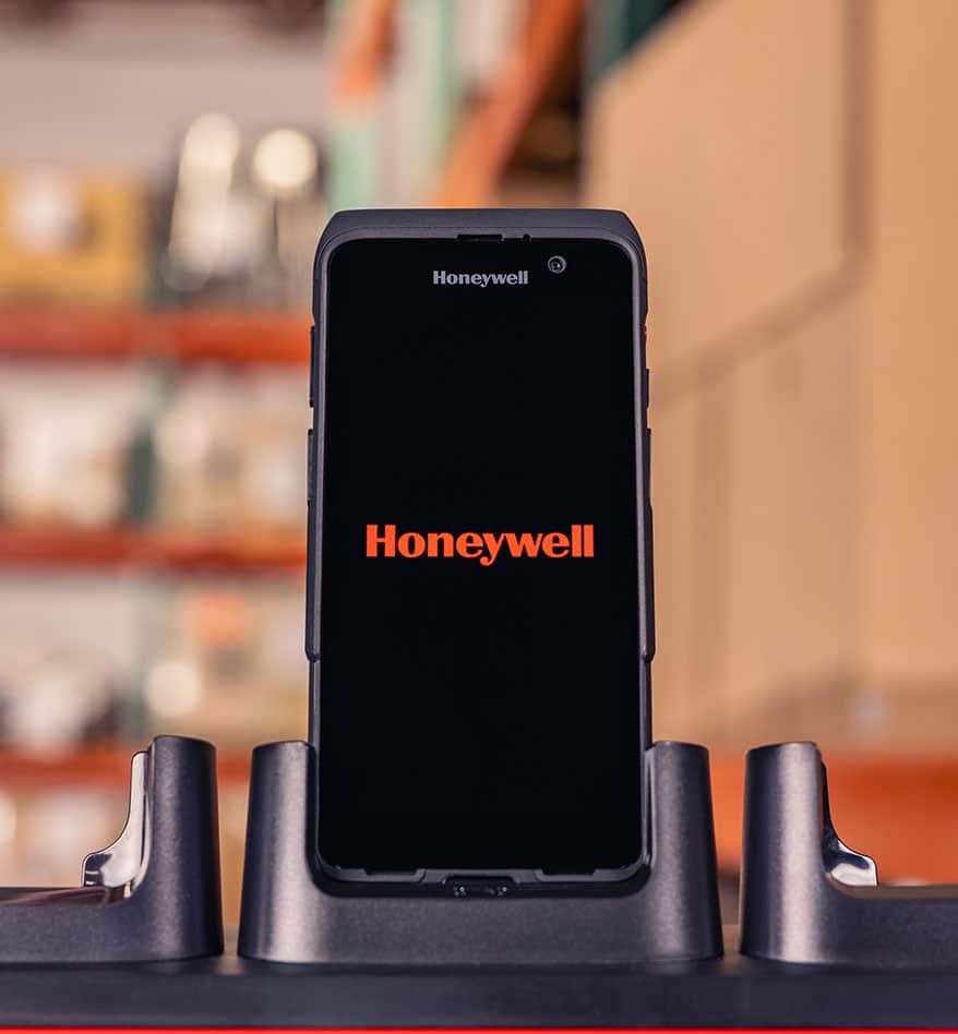Terminal mobile Honeywell CT47 sur sa station d'accueil. L'écran affiche le logo Honeywell.