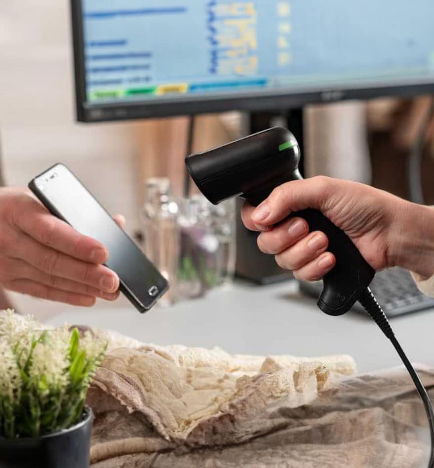 Scanner Honeywell Xenon Ultra 1960 lisant un code sur un smartphone à la caisse.