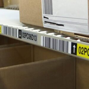 Étiquettes durables sur étagères d'entrepôt avec codes-barres et identifiants 02PC06D13.