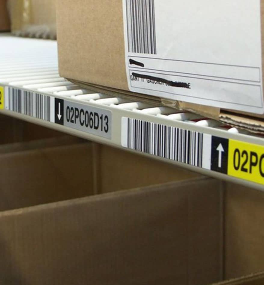Étiquettes durables sur étagères d'entrepôt avec codes-barres et identifiants 02PC06D13.