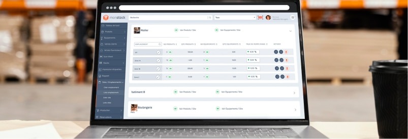 Logiciel de solutions de gestion d'entrepôt sur un ordinateur portable dans un entrepôt.
