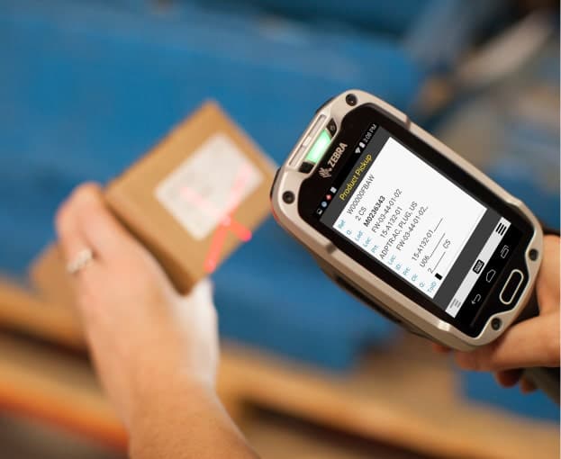 Scanner Zebra pour solutions de traçabilité lisant un code-barres sur un colis. Product Pickup.