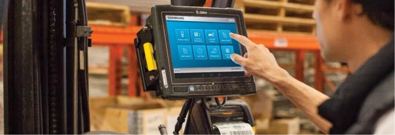Écran tactile Zebra sur un chariot élévateur, affichant un tableau de bord. Services WIIO.