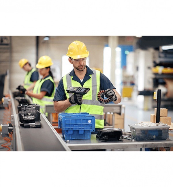 Ouvriers d'usine utilisant un terminal mobile Zebra MC9400/MC9450 pour scanner des pièces.