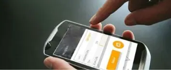 Personne utilisant une application de solutions de gestion de parc mobile (MDM) sur un smartphone.