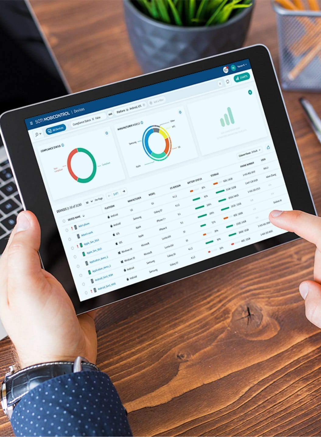 Tablette affichant une interface de solutions de gestion de parc mobile (MDM) SOTI.