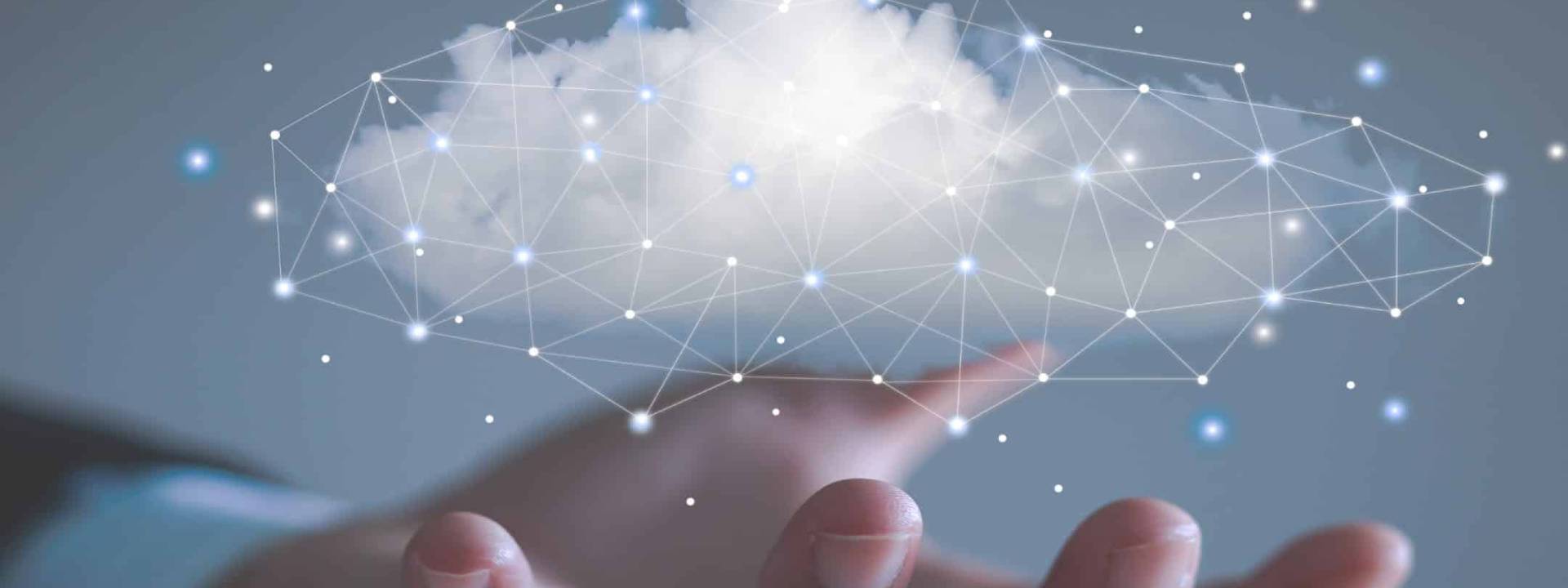 Main tenant un nuage connecté, symbolisant la gestion du parc informatique et pilotage.