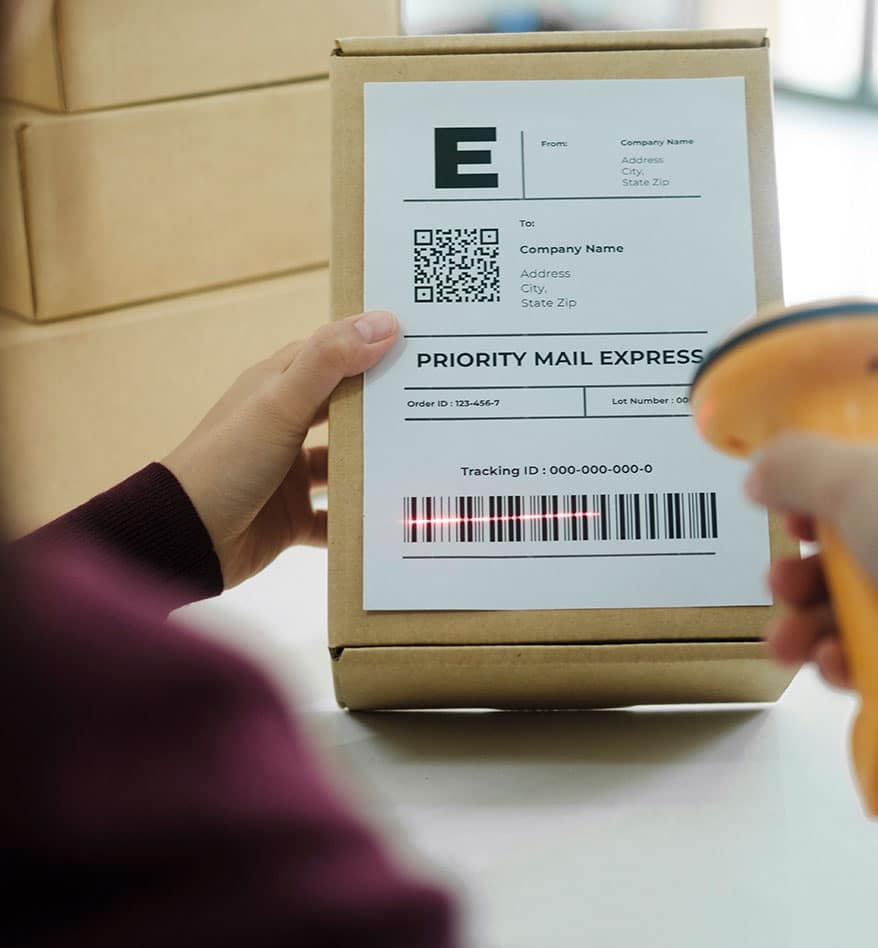 Étiquette d'expédition "Priority Mail Express" scannée.