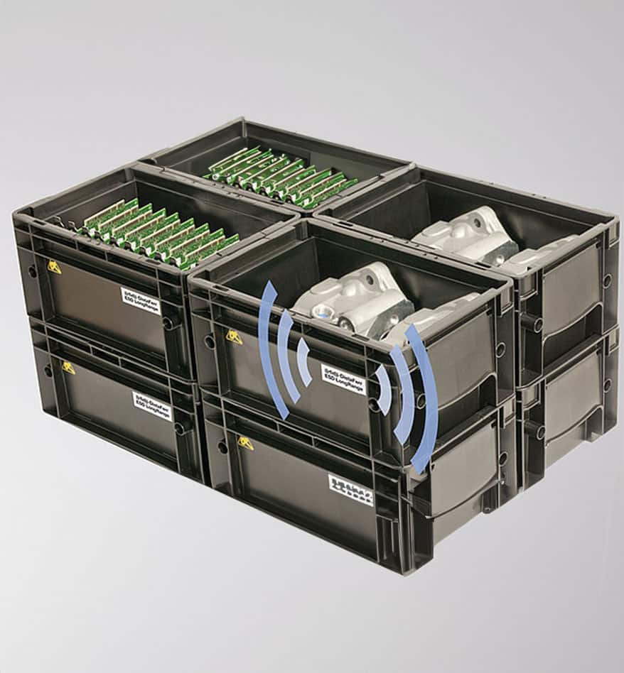 Casiers empilés contenant des pièces et des cartes électroniques avec tags durci RFID.