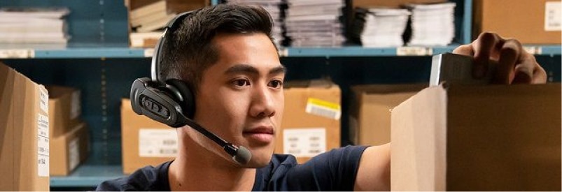 Employé d'entrepôt avec casque, préparant une commande. Solutions de préparation de commande.