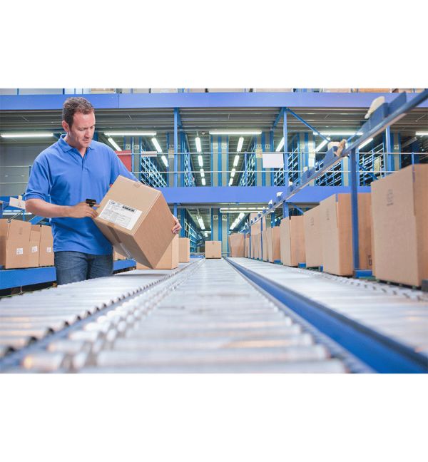 Employé scannant un colis avec un scanner mains libres Honeywell dans un entrepôt.