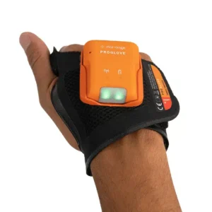 Main tenant un scanner MARK 2 ProGlove orange fixé sur un gant noir. Scanner mains-libres ProGlove.