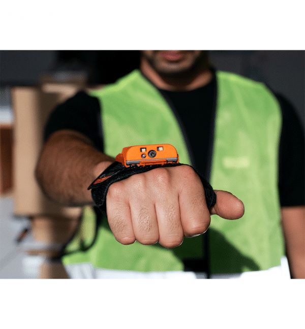 Un ouvrier utilisant un scanner mains-libres ProGlove MARK 2 sur son poignet.