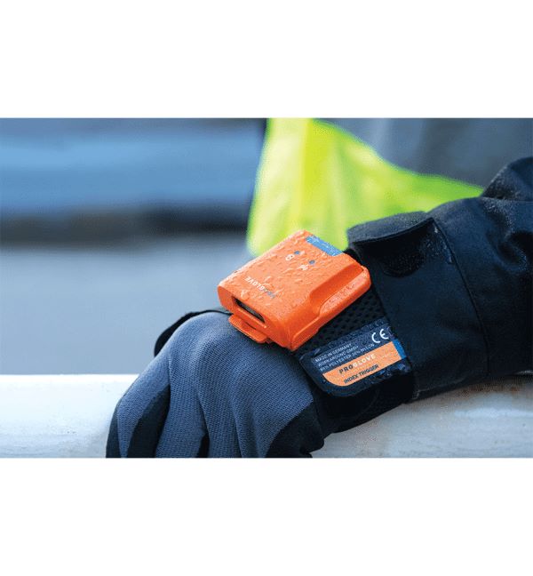 Scanner mains-libres Proglove MARK 3 porté au poignet sur un gant de travail.