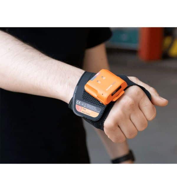 Scanner mains-libres Proglove MARK 3 porté au poignet par un opérateur. Solution ergonomique pour la logistique.